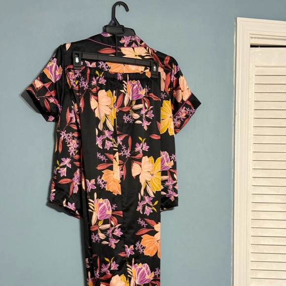SELLING JOYSPUN PAJAMA SET FOR WOMEN SIZE XS NWT SHORT SLEEVE FLORAL COLOR. - Picture 2 of 15